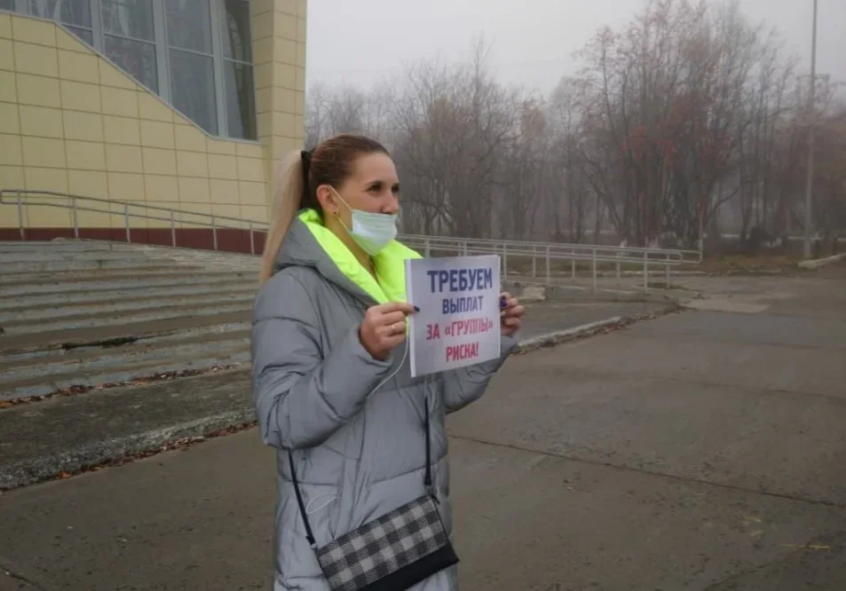 Работница Печенгской ЦРБ в Заполярном вышла на пикет за «ковидные» выплаты