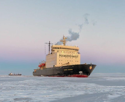 Контейнеровоз «Севморпуть» и ледокол «Капитан Драницын» держат курс на Антарктику