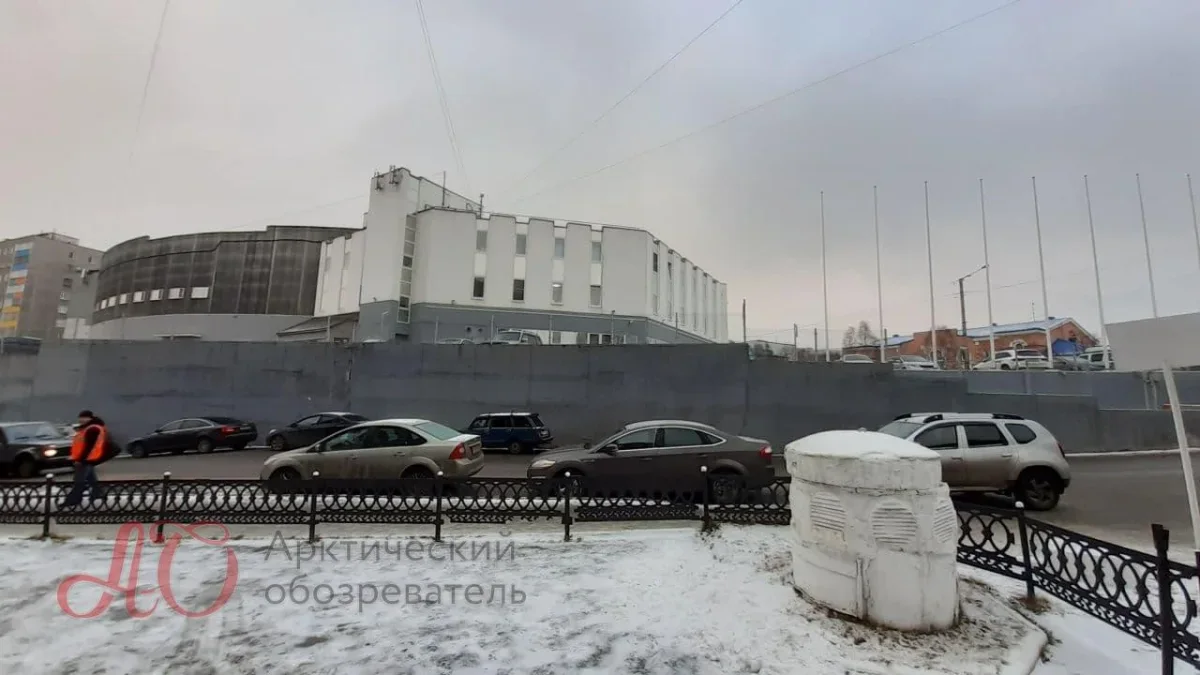 Стена у Ледового дворца заиграет новыми красками. Но не скоро