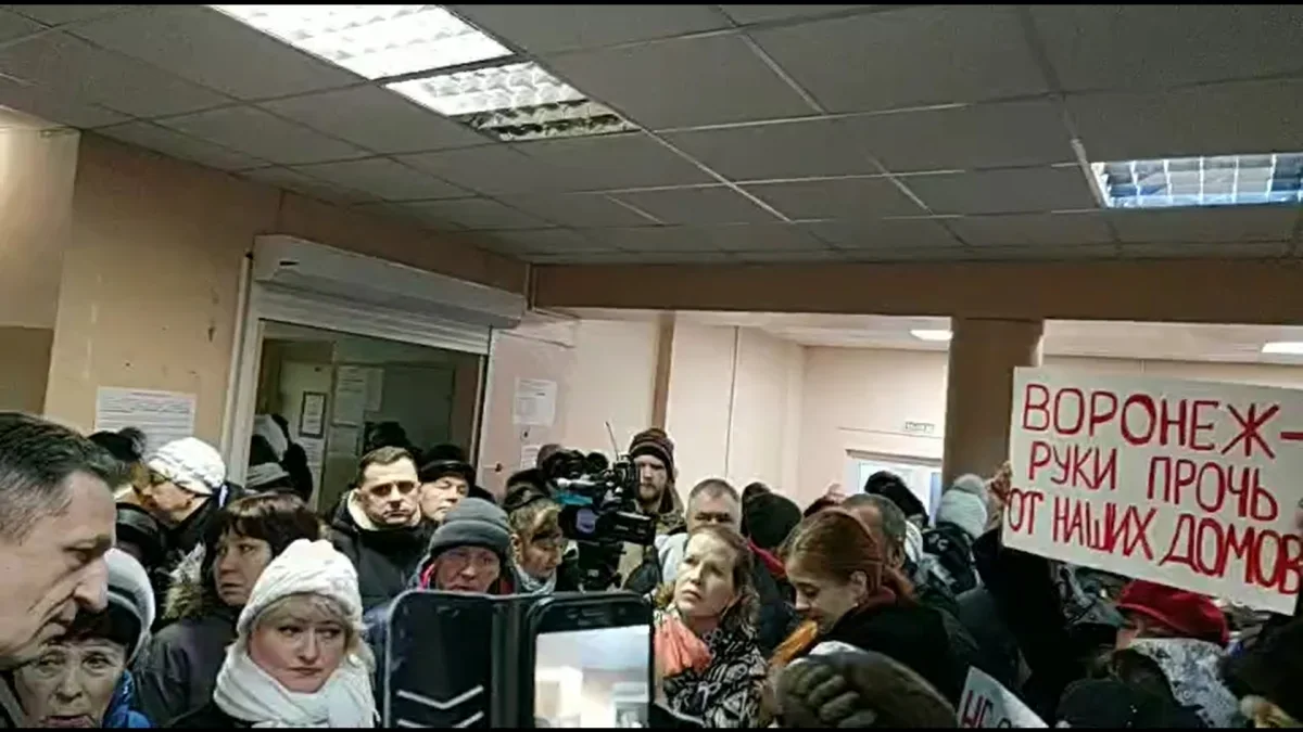 Жители Первомайского округа штурмуют Управление.&nbsp;Источник: "Мурманск - Столица Арктики"/ВКонтакте