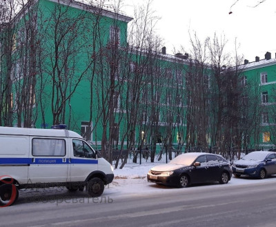 Несколько зданий в центре Мурманска проверяют из-за угрозы взрыва