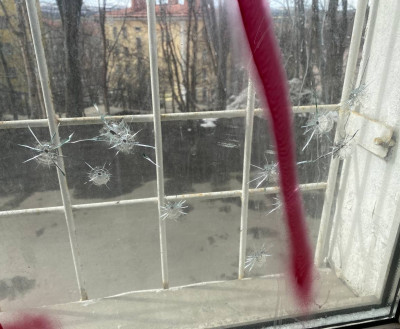 Неизвестные обстреляли мурманский штаб Навального. Координатора Грудину увезли в суд