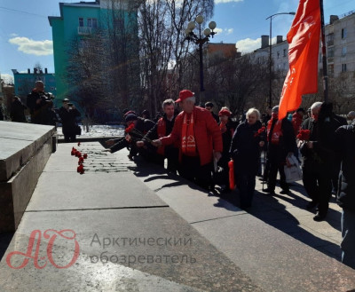 Мурманские коммунисты возложили цветы у памятника Ленину и провели «маёвку»