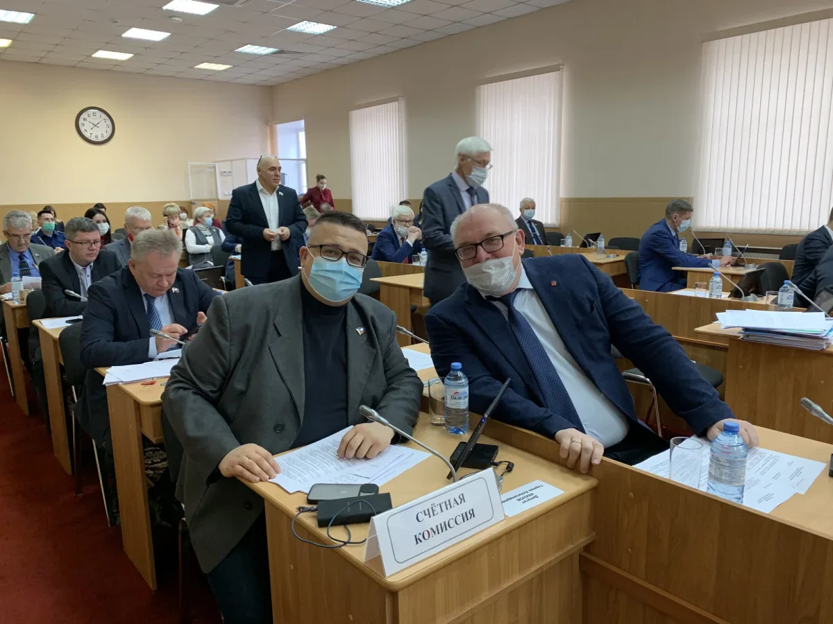 Депутат Герман Иванов, который недоумевал, как при 18 депутатах получилось 20 голосов, и вице-губернатор Владимир Евменьков, отвечающий за внутреннюю политику
