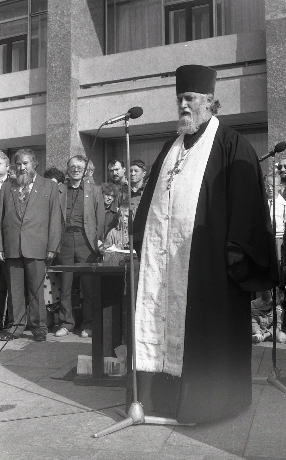 Выступление настоятеля Свято-Никольского храма о. Никодима на митинге протеста жителей Мурманска против ГКЧП. 20 августа 1991 года