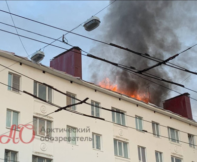 На крыше дома по улице Коминтерна в Мурманске произошёл пожар