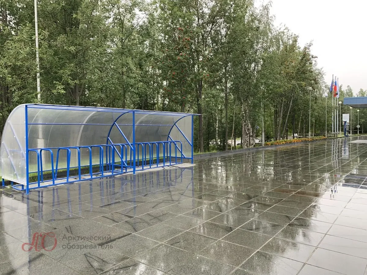А вот так обустроена велопарковка перед управлением градообразующего предприятия&nbsp;