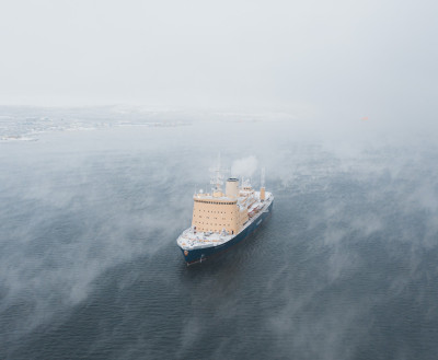 ФОТО ДНЯ: Дизельный ледокол «Адмирал Макаров» во власти тумана на Кольском заливе