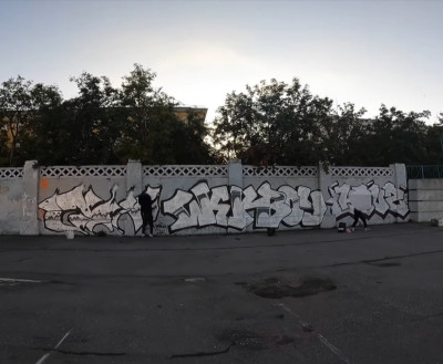 Популярный блогер-граффитист изуродовал дома в центре Мурманска во время летней поездки