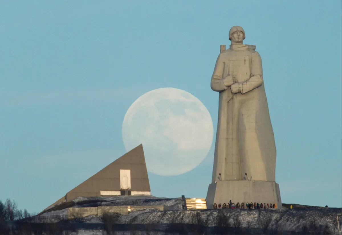 ФОТО ДНЯ: Восход луны над памятником защитникам Заполярья