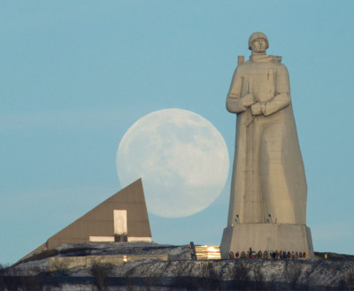ФОТО ДНЯ: Восход луны над памятником защитникам Заполярья