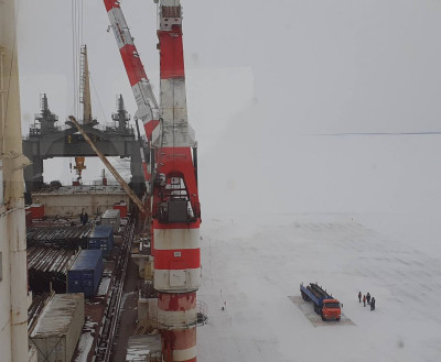 ФОТО ДНЯ: Разгрузка атомного контейнеровоза «Севморпуть» на ледовый припай Енисея