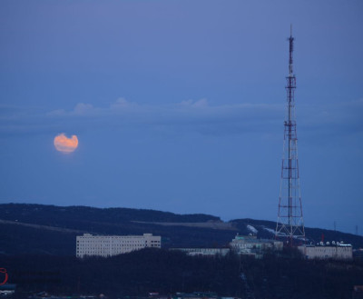 ФОТО ДНЯ: Полная луна над сопкой Варничной в Мурманске