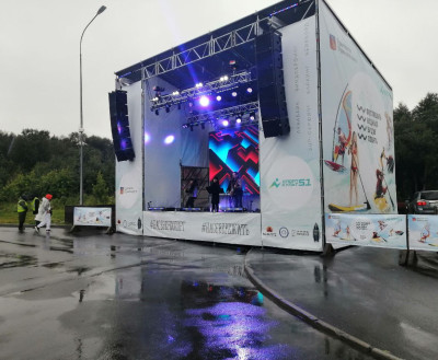 В Мурманске под проливным дождём состоялся первый фестиваль водных видов спорта
