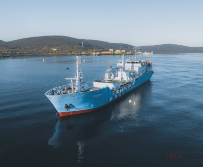 ФОТО ДНЯ: Многофункциональное судно-контейнеровоз «Россита» на рейде в Кольском заливе