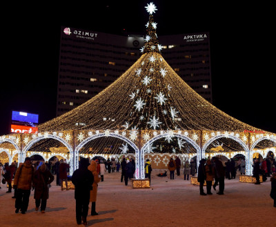 ФОТО ДНЯ: Новогодняя ёлка на площади Пять углов в Мурманске