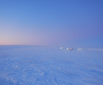 ФОТО ДНЯ: На временной полевой базе Хастыр отступает полярная ночь