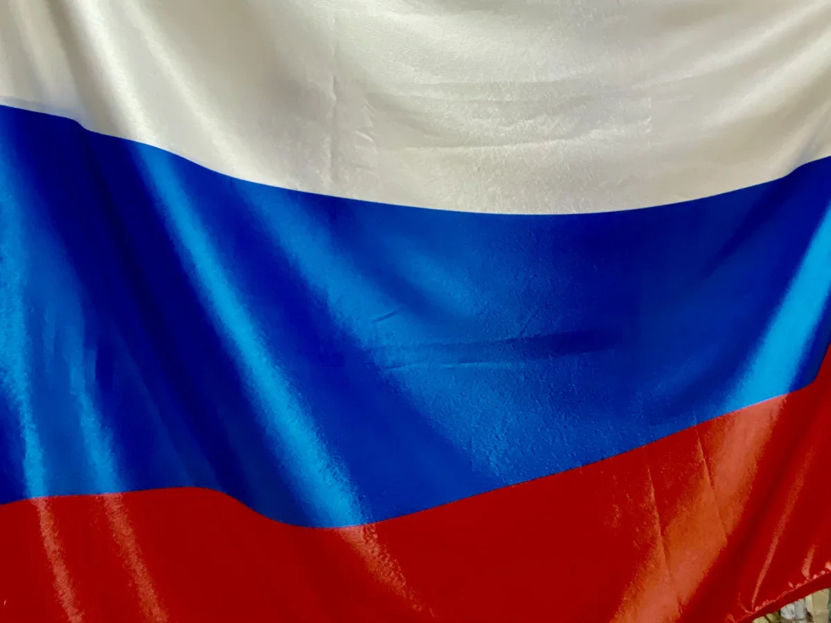 Официального толкования цветов Государственного флага РФ не существует.