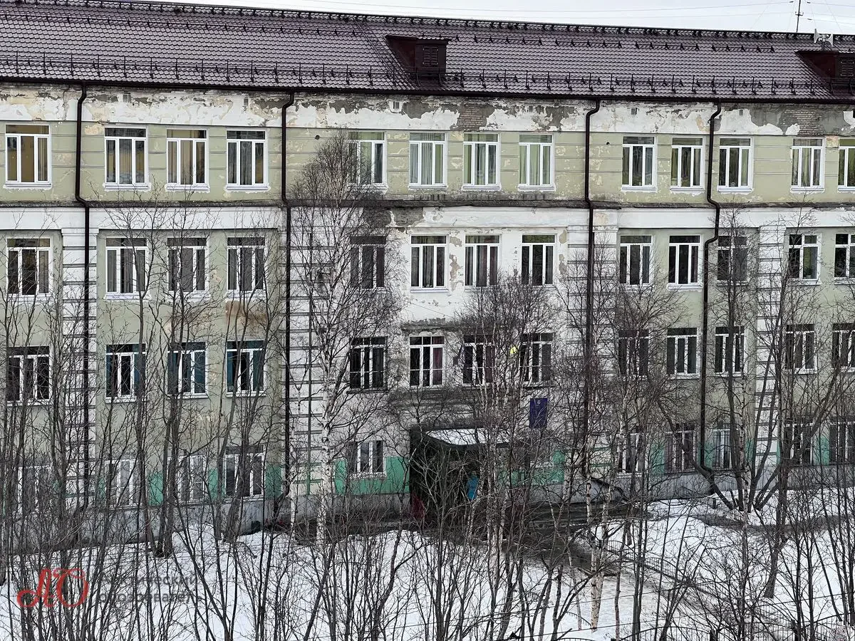 Фасад уже настолько ветхий, что обнажил кирпичную кладку
