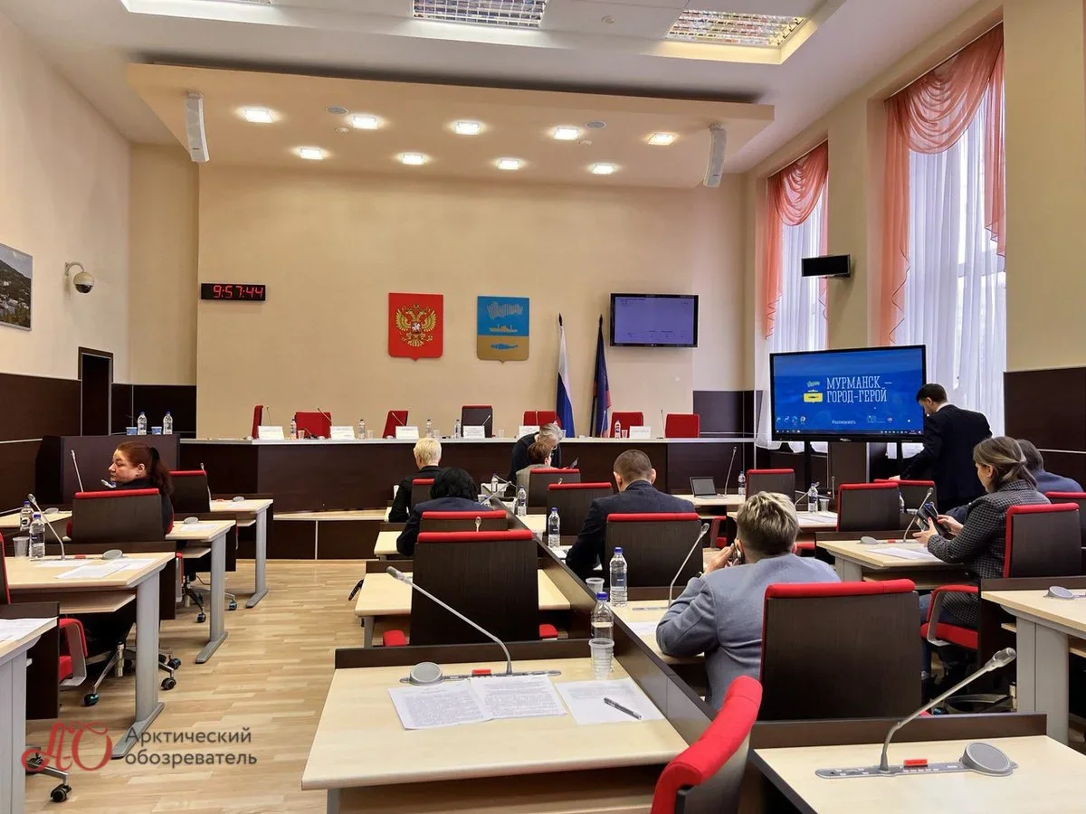 10:02 Двуглавый Отчёт начнётся через несколько минут. Ради этого трибуну переместили влево, а вместо винилового экрана и проектора поставили плазму.