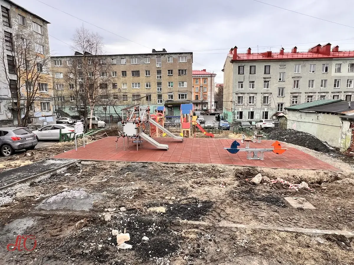 «Детская площадка» во дворе дома по улице Володарского