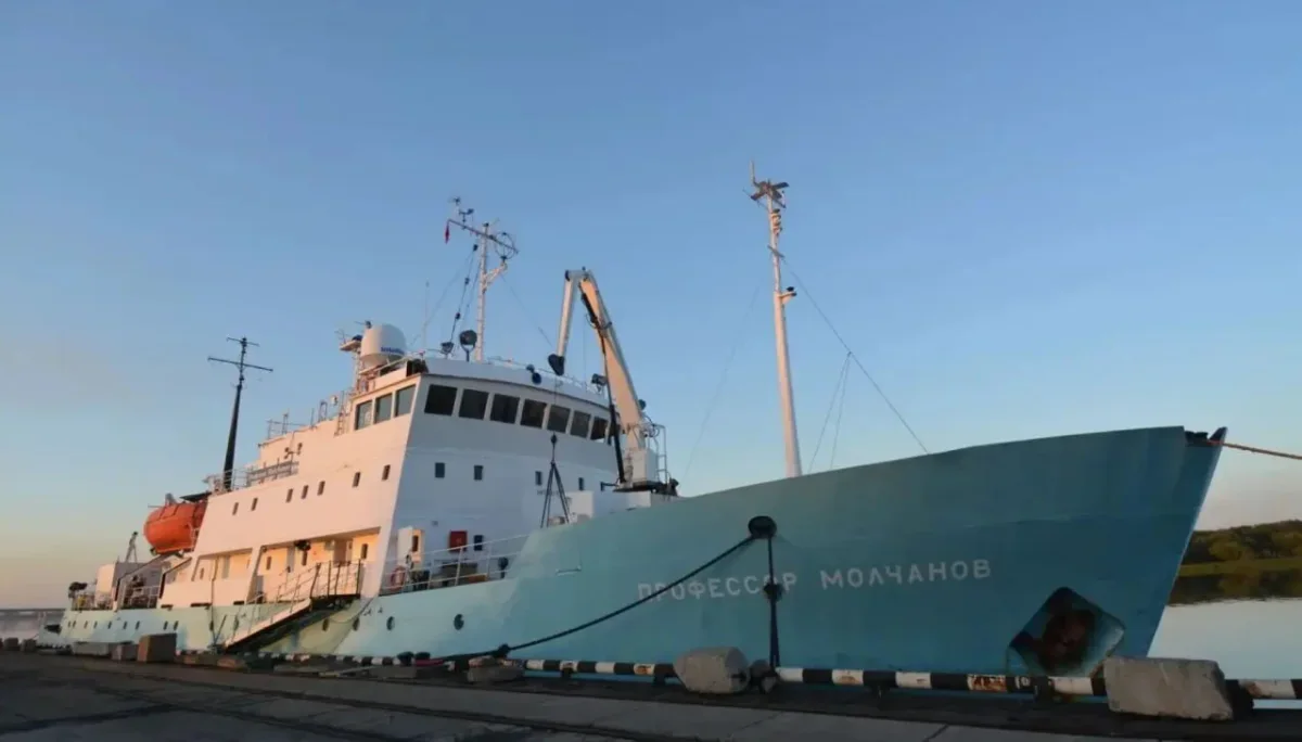 НИС «Профессор Молчанов» останется под арестом в Баренцбурге