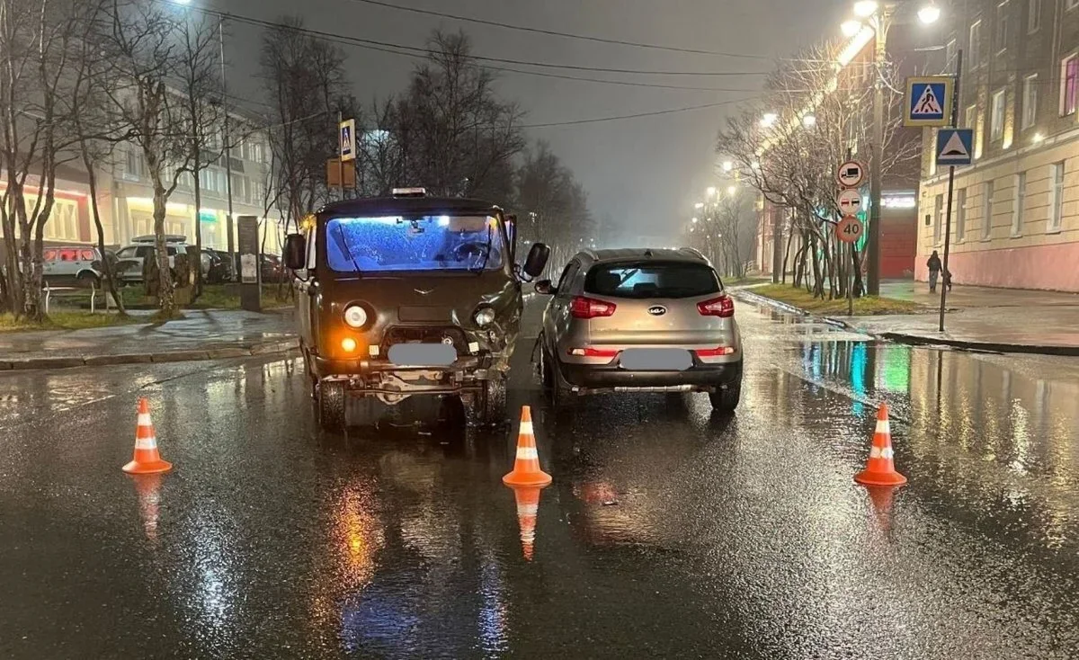 В Кировске нетрезвый водитель Kia протаранил УАЗ на перекрестке
